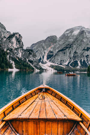 Mesmerizing 4k View Of Serene Lake Surrounded By Verdant Hills Wallpaper