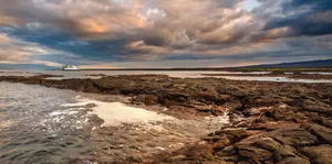 Mesmerizing Galapagos Islands Bay Rock Formation Wallpaper