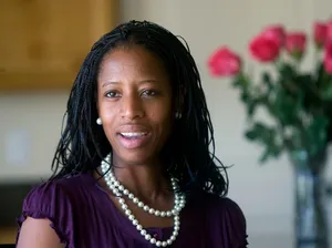 Mia Love With Pearl Necklaces Wallpaper