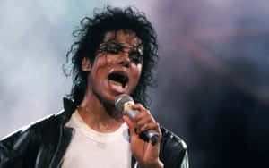 Michael Jackson Singing Into A Microphone Wallpaper