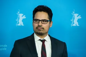 Michael Peña Smiles Graciously In The Frame Wallpaper