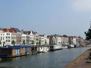 Middelburg Canal Housesand Houseboats Wallpaper