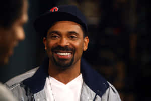 Mike Epps Jokes Around On Stage. Wallpaper