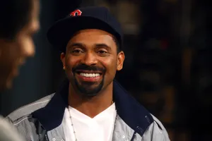 Mike Epps Jokes Around On Stage. Wallpaper