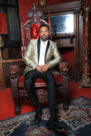 Mike Epps Strikes A Pose Wallpaper