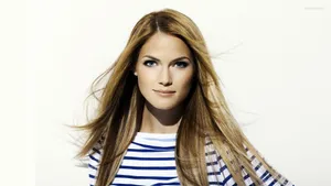 Mini Anden Striking A Pose In A Stylish Outfit Wallpaper