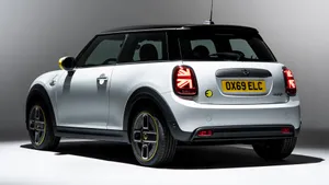 Mini Cooper Se In Urban Night Wallpaper