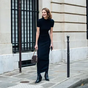 Minimalist Fashion Chic In Black Outfit Wallpaper