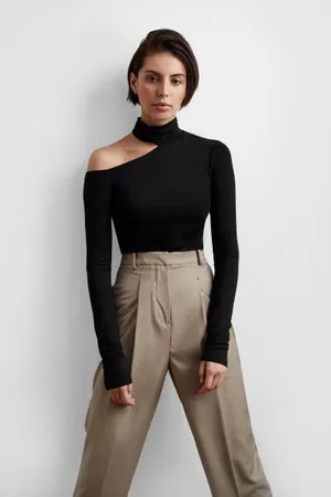 Minimalist Fashion For The Modern Woman Wallpaper