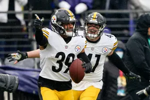 Minkah Fitzpatrick Pittsburgh Steelers Smiling With Teammates Wallpaper