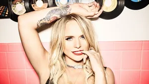 Miranda Lambert Biting Her Pinky Wallpaper