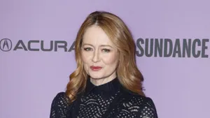 Miranda Otto Radiating Elegance Wallpaper