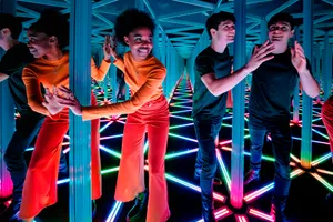 Mirror Maze Illusion Experience Wallpaper