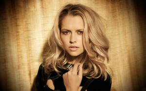 Model Teresa Palmer With Fierce Look Wallpaper