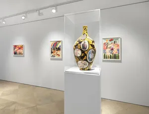 Modern Art Gallery Exhibit Vaseand Paintings Wallpaper