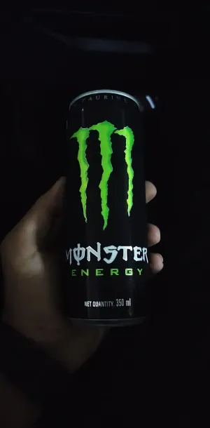 Monster Energy Drink Can Heldin Hand Wallpaper