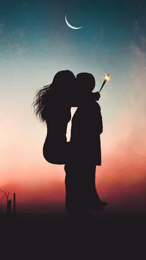 Moonlit Silhouette Hug Wallpaper