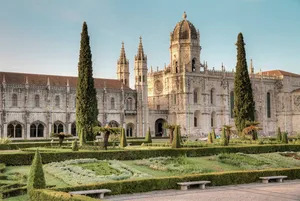 Mosteiro Dos Jeronimos Intricate Landscaping Wallpaper
