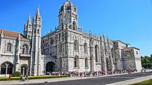 Mosteiro Dos Jeronimos Tourists Lined Up Wallpaper