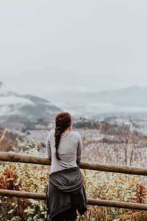 Mujer Soltera Enjoying The View Wallpaper