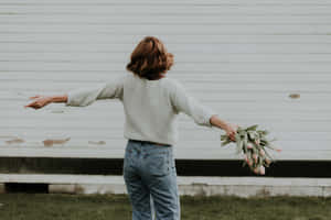 Mujer Soltera Holding Flowers Wallpaper