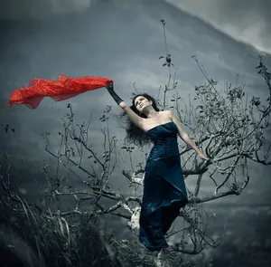 Mujeres Calientes With Red Scarf Wallpaper