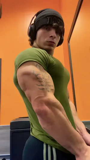 Muscular Man Headphones Gym Workout Wallpaper