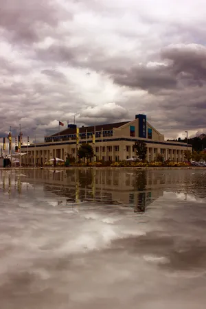Museumof Historyand Industry Seattle Reflection Wallpaper