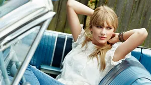 Music Icon Taylor Swift Relaxes Wallpaper
