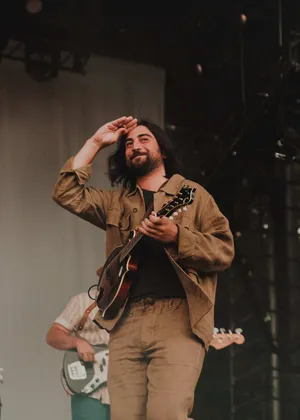 Musicianin Concertwith Guitar Wallpaper