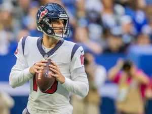 N F L Quarterback Preparation Wallpaper