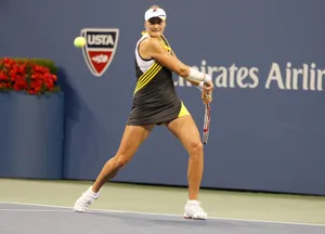 Nadia Petrova Solid Stroke Back Wallpaper