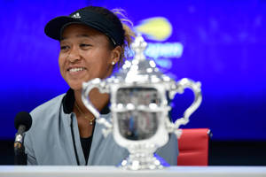 Naomi Osaka 2018 Us Open Trophy Wallpaper