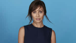 Natalie Imbruglia Blue Backdrop Portrait Wallpaper