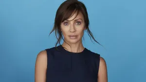 Natalie Imbruglia Blue Backdrop Portrait Wallpaper