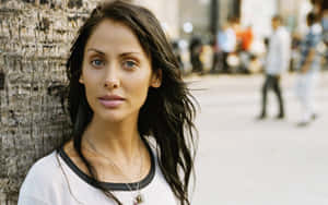 Natalie Imbruglia Casual Urban Portrait Wallpaper