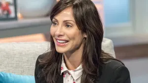 Natalie Imbruglia Smiling During Interview Wallpaper
