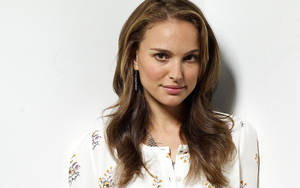 Natalie Portman In White Long Sleeve Wallpaper