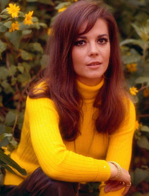 Natalie Wood With Yellow Daisies Wallpaper