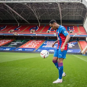 Nathaniel Clyne Football Tricks On Field Wallpaper