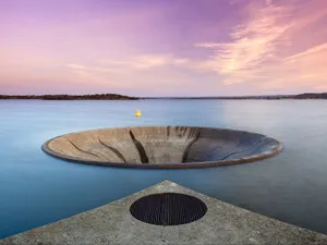 National Geographic Desktop In The Center Wallpaper