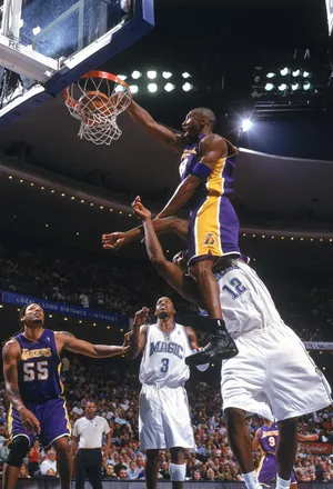 Nba Iphone Kobe Bryant Dunk Over Dwight Howard Wallpaper