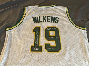 Nba Legend Lenny Wilkens Coaching The Seattle Supersonics Wallpaper