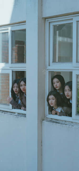 New Jeans Girls Peering Through Window Wallpaper