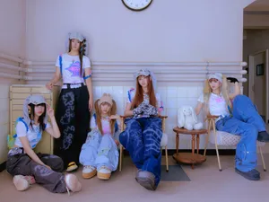 New Jeans_ Group_ Photo_ Retro_ Style Wallpaper