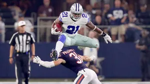 Nfl Star Ezekiel Elliott Ready For Action Wallpaper