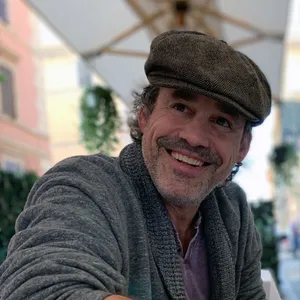 Nicholas Brendon In Beret Wallpaper