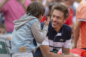 Nicolas Mahut Sharing A Tennis Conversation With His Son Wallpaper