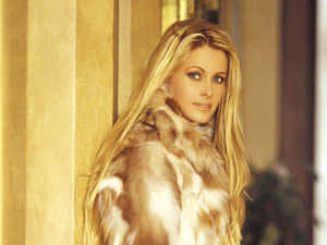 Nicole Eggert Smiling Elegantly Wallpaper