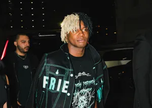 Nighttime Celebrity Sighting Wallpaper